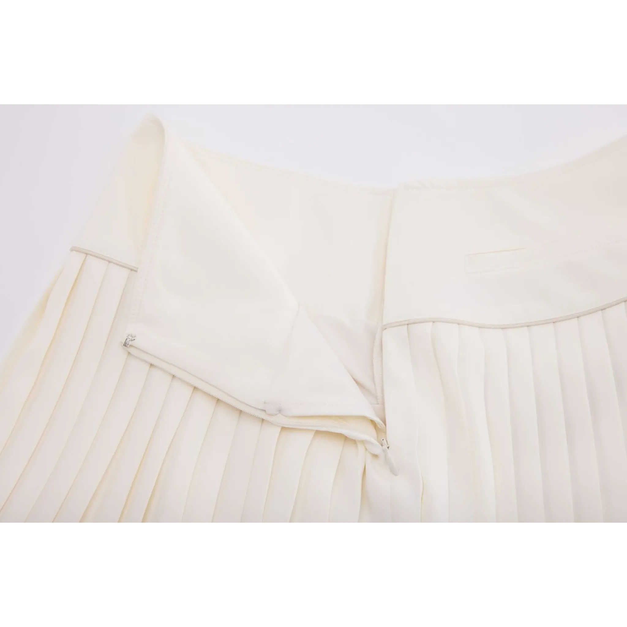 SILK TWIST FLARE PLEATS SKIRT