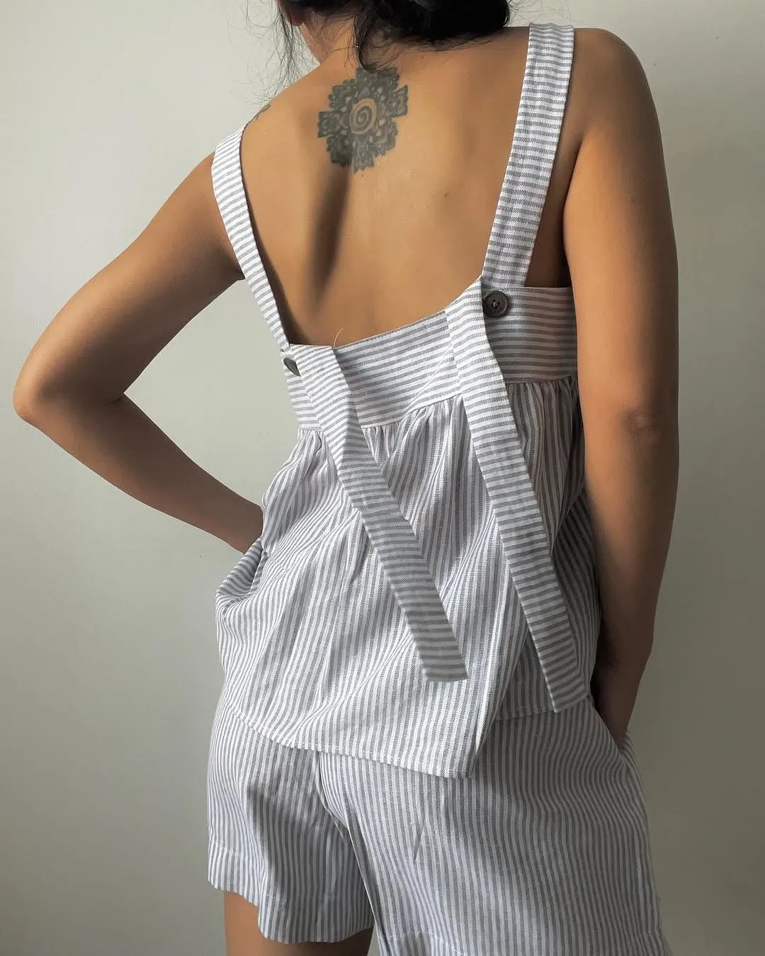 Women Square Neck Tank Top Y2k Bow Tie Front Adjustable Straps Pleated Cami Top Sleeveless Flowy Loose Shirt Blouse