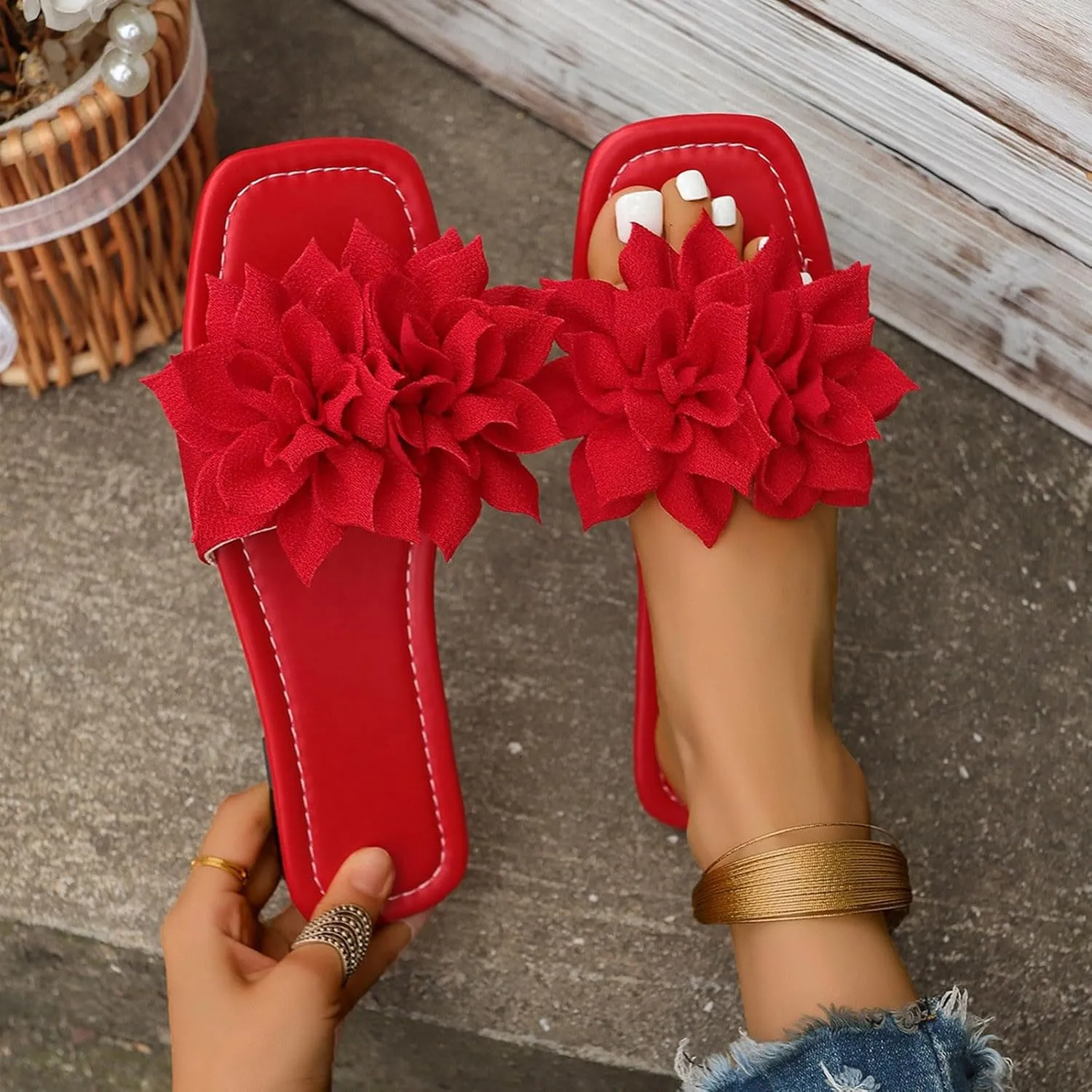 Women's Summer Flat Sandals Fashion Floral Embellishments Beach Slippers Versatile Leather Dress Sandals