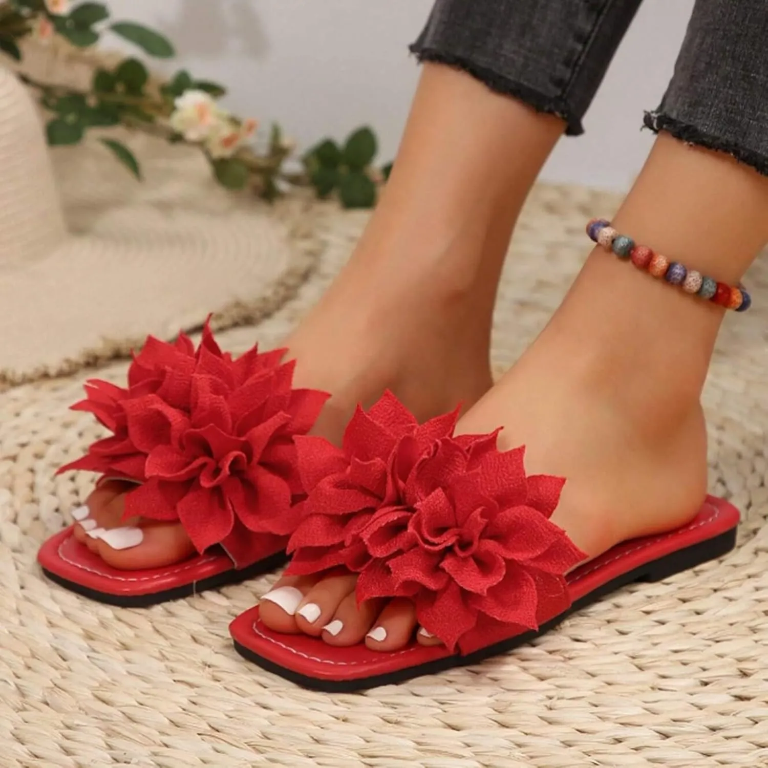 Women's Summer Flat Sandals Fashion Floral Embellishments Beach Slippers Versatile Leather Dress Sandals