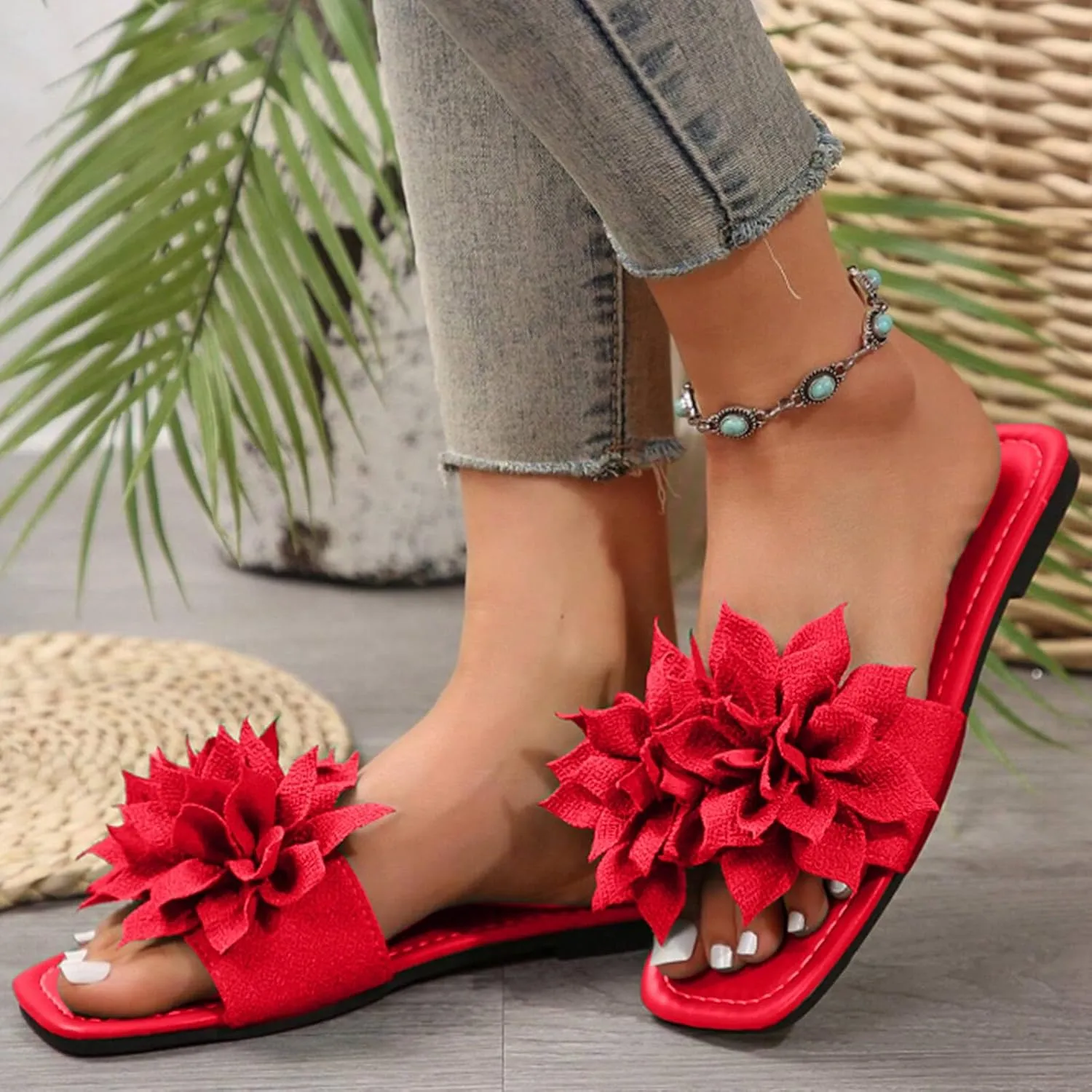 Women's Summer Flat Sandals Fashion Floral Embellishments Beach Slippers Versatile Leather Dress Sandals